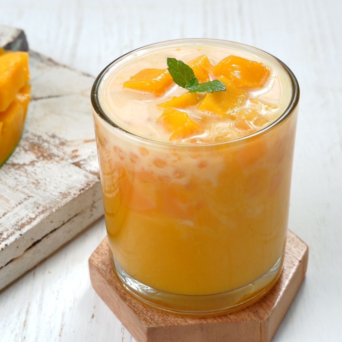 Creamy mango beverage with fresh mango pieces and tropical mango syrup for bubble tea cafés and dessert menus