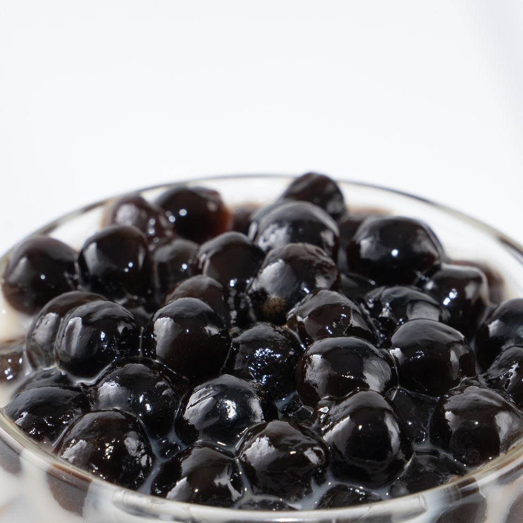 Freshly cooked black tapioca pearls with a chewy texture and glossy finish, ideal for bubble tea, brown sugar milk tea, iced beverages, and desserts