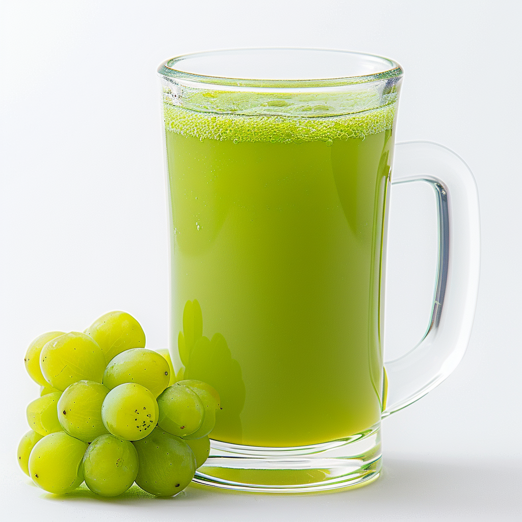 green grape tea drink in glass with fresh grapes for fruit beverage