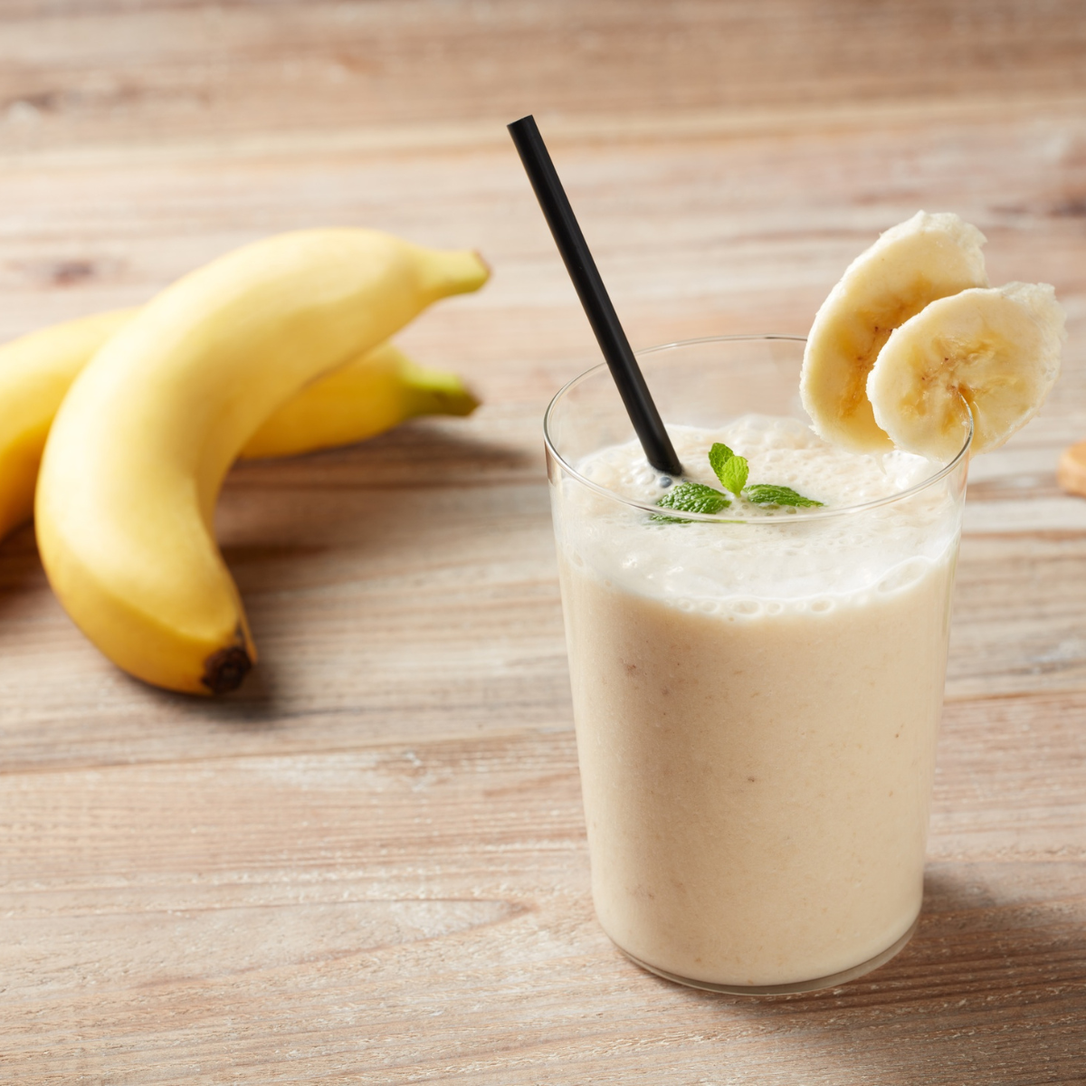 Creamy banana smoothie made with instant banana powder, smooth texture perfect for cafés and dessert drinks