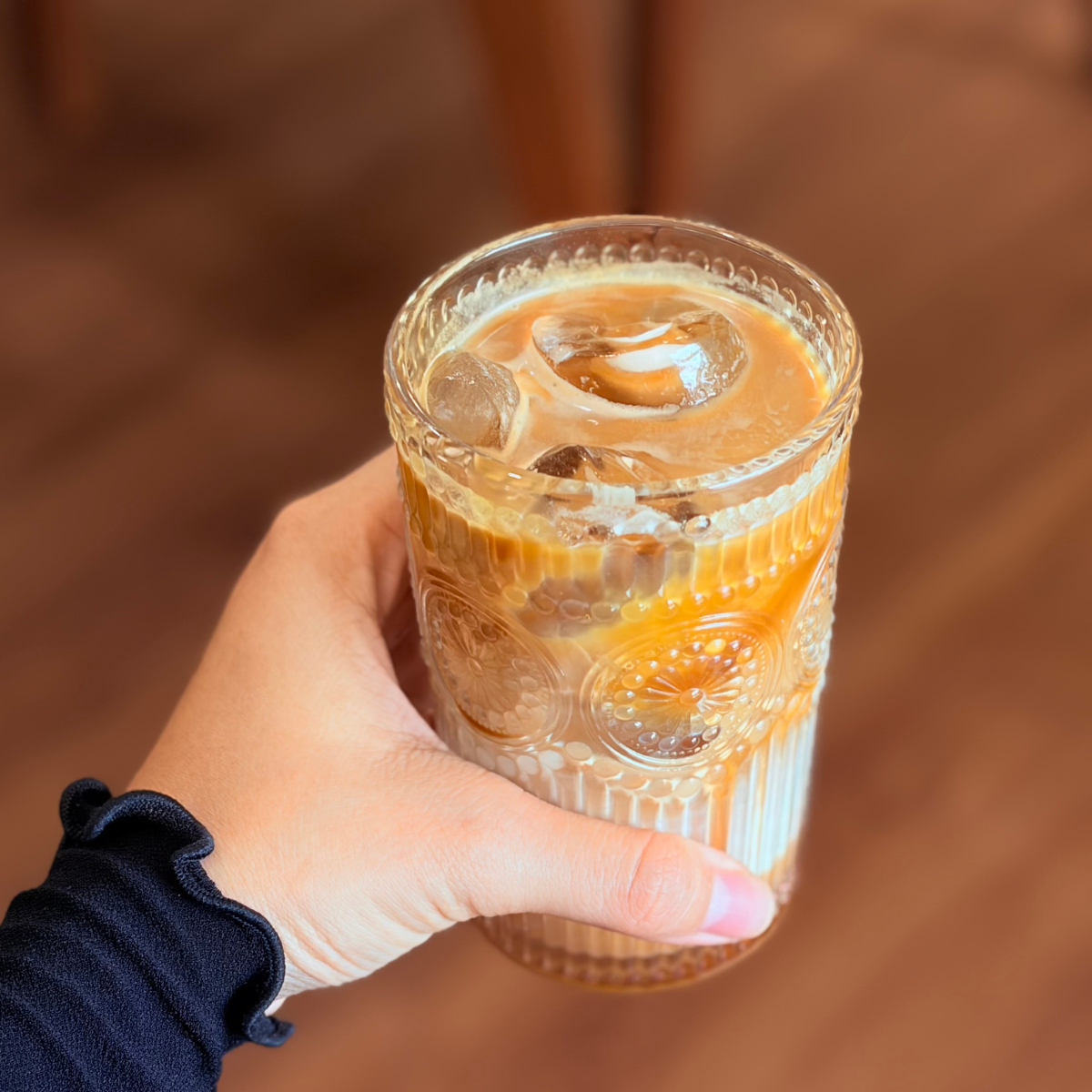 Iced caramel macchiato coffee in glass cup, smooth caramel flavor and refreshing café-style drink

图3（包装）